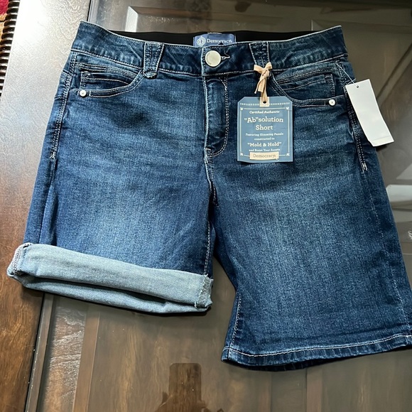 Democracy “Ab"solution® Cuffed Hem Shorts - Picture 9 of 11